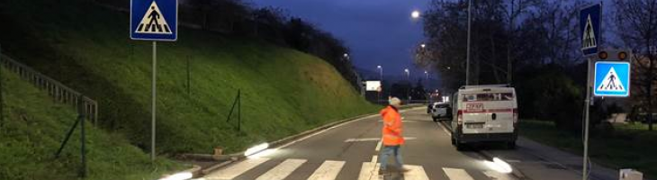 attraversamento pedonale illuminato