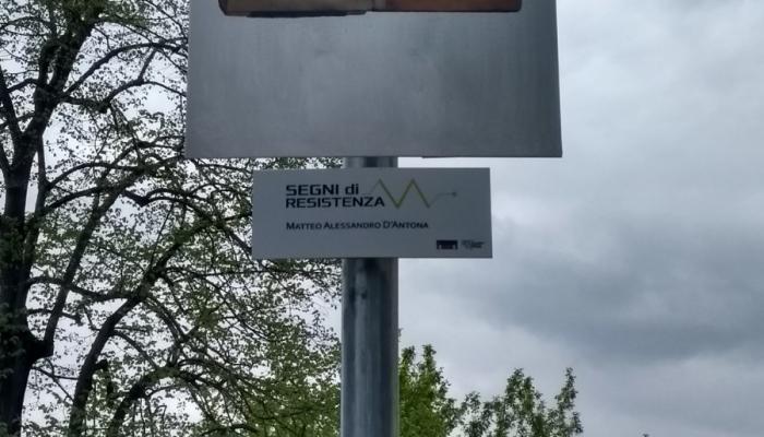 foto cartelli di resistenza