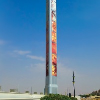 Torre 5G con dei pannelli in cui viene applicata una grafica artistica