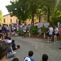 Studenti davanti al monumento di Villa Torchi, dedicato ai bambini uccisi il 2 agosto 1980