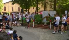 Studenti davanti al monumento di Villa Torchi, dedicato ai bambini uccisi il 2 agosto 1980